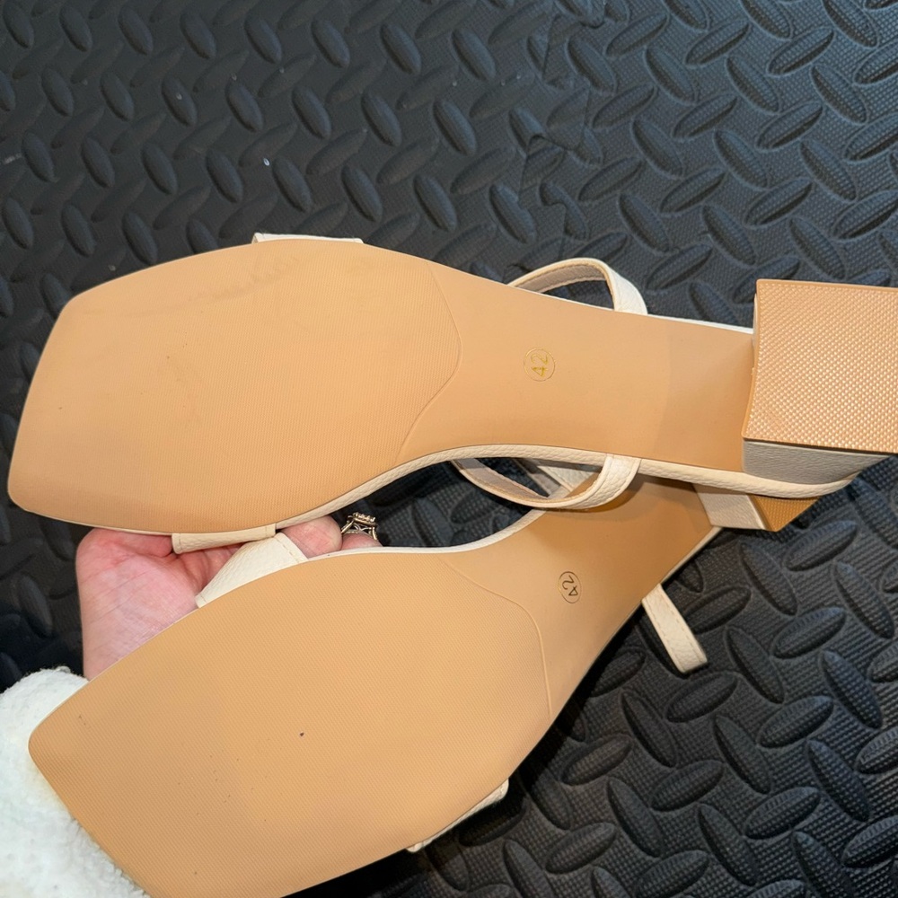 Tan heels - Picture 2 of 4